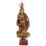 Escultura em madeira policromada representando Nossa Senhora da Conceição. Acompanha coroa em metal dourado. Bahia, Brasil, Séc XIX. 31 cm sem a coroa e 36 cm com a coroa.