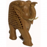 Escultura em madeira representando elefante. Índia, Séc XX. 16 x 18 cm.