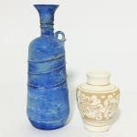 Vaso artístico azul e vaso em cerâmica. Maior 17,5 cm e menor 8,5 cm.