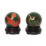 Duas bolas decoradas na cor verde e base em madeira. 5,5 cm de altura.