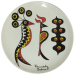 Kennedy Bahia - Prato em porcelana decorado com figuras. Assinado, cid. 30 cm de diâmetro.