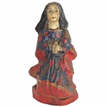 Escultura em madeira policromada representando Nossa Senhora. Brasil, Séc. XIX. 10,5 cm de altura.