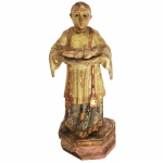 Escultura em madeira policromada representando Santo com menino. Brasil, Séc. XIX. 23 cm de altura.