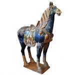 Grande cavalo em cerâmica policromada. China, séc. XX. 117 x 100 cm.
