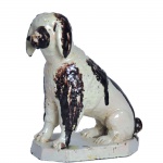 Cachorro em porcelana Staffordshire. Inglaterra, séc. XIX. 27 cm de altura.