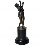 Escultura em bronze representando dançarina com Serpente do período Art Deco. Europa, cerca de 1920. 30 cm de altura.