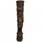 Belíssima coluna executada em madeira representando figura feminina e acantos, Europa, séc. XIX. 80 cm de altura.
