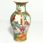 Vaso em porcelana com decoração mandarim. China, Qing, Daoguang (1821-1850). 15 cm de altura. (com bicado)