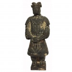 Escultura em terracota representando guerreiro. China, Séc. XX. 15 cm de altura. (Quebrado na base).