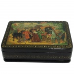 Caixa porta joias executado em laca com pintura europeia. 4 x 13 x 9 cm.