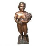 Francisco Cuoco - Escultura em bronze representando camponesa. Assinado. 104 x 38 cm