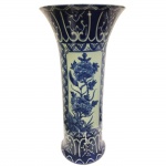 Vaso em porcelana, azul e branco, decorado com flores. Assinado na base. 34,5 cm de altura.