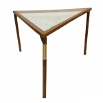 Joaquim Tenreiro - Mesa lateral em madeira com tampo de vidro. 48 x 52 x 62 cm. (Necessita de reparo)