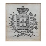 Xilogravura em preto e branco representando brasão, datado de 1832. 6,5 x 6 cm.