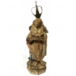 Escultura em madeira policromada representando Nossa Senhora da Apresentação. Acompanha coroa em latão. 35 cm com coroa e 28 cm sem.