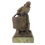 Escultura em bronze representando camponesa com base em mármore. Assinado. 25 cm de altura