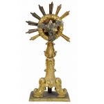 Tocheiro com divino Espírito Santo e madeira policromada e dourada. Brasil ou Portugal, Séc. XVIII. 67 cm de altura.