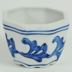 Pequeno vaso em porcelana azul e branca. China, Séc. XX. Em perfeito estado. 06 x 08 cm.