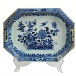 Travessa funda em porcelana Cia. das Índias, decoração azul e branca. China, Qing, Qianlong (1736-1795). Mínimo restauro de bicado. 24 x 31 cm.