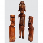 Três figuras tribais em madeira, sendo uma da Papua Nova Guiné, as outras Moais da Ilha de Pascoa no Chile. Maior 45 cm de altura e menor 28 cm de altura.