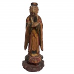 Rara escultura em madeira policromada representando Sábio chinês. China, Séc. XIX. 15 cm de altura.