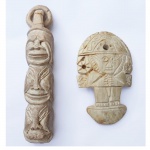 Duas peças em pedra. Indonésia e Peru. 16 cm e 13 cm de altura.