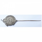 Tupo - Alfinete em prata usado por mulheres andinas, no cabelo ou roupa. 23 cm de comprimento. (Com avaria).