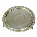 Salva em prata de estilo e época D. Maria I. Brasil, princípio do Séc. XIX. 20 cm de diâmetro.