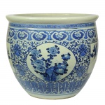Aquário em porcelana azul e branca, decorado com peônias e folhas de acanto. China, Qing, Séc. XIX. 40 x 46 cm.