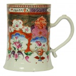 Grande tankard em porcelana Cia. das Índias, decoração Família Rosa. China,Qing, Qianlong (1736-1795). 17 cm de altura. Apresenta pequeno restauro na borda.