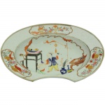 Rara bacia de barbeiro em porcelana Cia. das Índias. China, Qing, Qianlong, Séc. XVIII. 6 x 32 x 27 cm. Com restauro de bicado na borda.