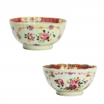Dois bowls em porcelana Cia. das Índias, decoração Família Rosa. China, Qing, Qianlong, Séc. XVIII. Maior 7 x 14 cm de diâmetro. Uma delas apresenta mínimo bicado na borda.