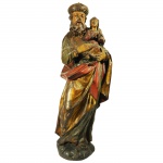 Escultura em madeira policromada e dourada representando São Joaquim.Europa, Séc. XVII/XVIII. 84 cm de altura. Apresenta pequenos desgastes por cupins.