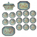 Remanescente serviço de jantar em porcelana Cia. das Índias, decoração Família Rosa, comumente chamado de Princesinhas, contendo, sopeira e présentoir com 22 x 36 cm, travessa com 23 x 31 cm, 9 pratos rasos com 21 cm de diâmetro e 4 pratos fundos com 21 cm de diâmetro. China, Qing, Qianlong (1736-1795). Présentoir e uma das pegas da sopeira com restauro e 5 pratos com pequenos bicados. Total: 16 peças.