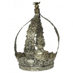 Grande coroa do Divino em prata batida e ricamente cinzelada. Brasil, Séc. XVIII/XIX. 32 cm de altura. Necessita pequena solda.