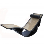 Oscar Niemeyer (1907-2012) / Anna Maria Niemeyer (1930-2012) - Chaise Loungue de Balanço. Estrutura em madeira prensada e curvada na cor preta. Estofamento em palha natural. Exemplar original fabricado por Tendo Brasileira. Década de 1970. 98 x 178 x 60 cm.