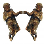 Par de anjos de corpo inteiro em madeira dourada. Europa, princípio do Séc. XIX. 31 cm de altura.