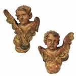 Par de anjos em madeira policromada e dourada. Europa, Séc. XVIII. 31 x 26 cm.