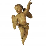 Anjo de corpo inteiro em madeira policromada. Europa, Séc. XVIII. 45 cm de altura.