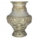 Grande vaso em prata. Portugal. Séc. XIX/XX. 36 x 26 cm.