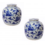 Par de Cachepot em porcelana azul e branca. China, Séc. XIX. 26 cm de altura.