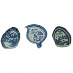 Lote composto por três corvilhetes em porcelana azul e branco. China, Qing, Daoguang (1821-1850). Uma das peças apresenta selo da casa de leilões Christies. Maior 21 x 16 cm.