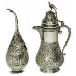 Duas jarras em prata, provavelmente para uso de azeite e vinagre. Europa, cerca de 1900. 21 cm de altura.