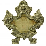 Grande sacra ricamente executada em metal banhado a prata no estilo D. João V. Europa, Séc. XVIII. 56 x 54 cm.