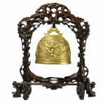 Sino em bronze com sua montagem em madeira vazada, ricamente trabalhada. Apresenta badalo. China, final do Séc. XIX. 31 x 28 cm.