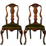 Par de cadeiras com rico marqueterie, decoradas com elementos florais e vegetais. Europa, Séc. XVIII. 109 x 52 x 40 cm.