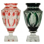 Wal Saint Lambert - Pendant vasos em cristal nas cores vermelho e verde. Europa, final do Século XIX. 39 cm de altura.