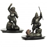 Par de raras esculturas em bronze, ricamente cinzeladas. Japão, Meiji, Séc. XIX. Assinadas. 50 cm de altura a maior e 44 cm de altura a menor.