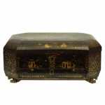 Caixa em laca na cor negra e dourada. China, Séc. XIX. 16 x 35 x 26 cm.