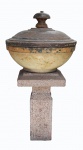 Pia batismal de madeira policromada, de forma circular com base e coluna de pedra da mesma época. Brasil, séc. XVIII. 120 x 62 cm.